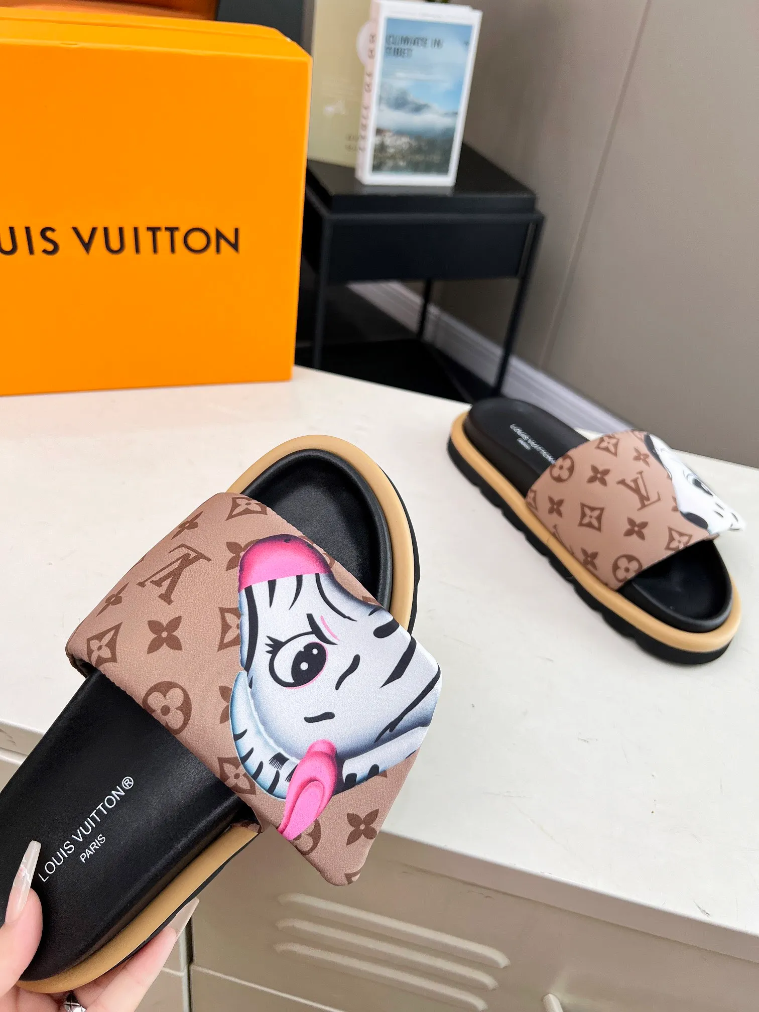 👟👟Ex-factory price 360👟👟 lv donkey brand l home 2024 hot style embossed logo embossed sandals This ol low comfort flat sandals are made of technical fabrics and use high-frequency embossing technology to reinterpret the monogram pattern. Soft padded upper with adjustable Velcro, comfortable and tough insole adds harmonious color ▪️Fabric: Original customized technical fabric ▪️Lining: soft sheepskin lining ▪️Sole: Original open-molded rubber foam outsole Color: .yellow.black▪️